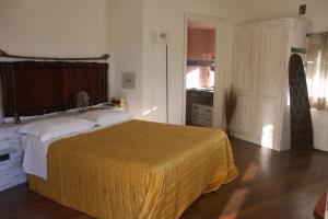 A bed or beds in a room at LI PIREDDI