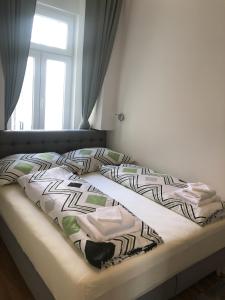 Una cama con toallas en un dormitorio en PULSE OF VIENNA by JR City Apartments, en Viena
