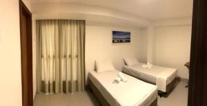 En eller flere senge i et værelse på Serra Linda Hotel