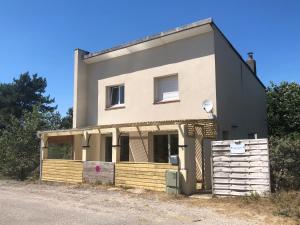 a house on the side of a road at Les Oyats in Camiers