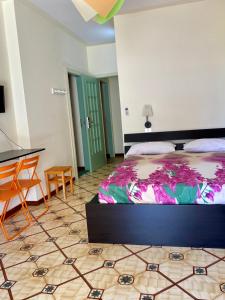 ディアマンテにあるAmoRositaのベッドルーム1室(ベッド1台、テーブル、椅子付)