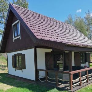 una casa pequeña con techo inclinado en Domek na Kaszubach nad Jeziorem, en Kłodno