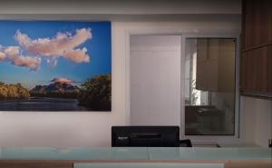 una sala de estar con una pintura en la pared en Serra Linda Hotel, en Serra