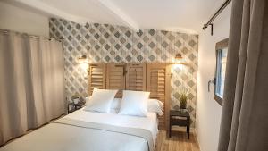 ヴィルヌーヴ・レ・ザヴィニョンにあるLa Villa Dupont d'Avignonのベッドルーム(白い大型ベッド、白い枕付)