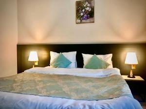 Un pat sau paturi într-o cameră la Old Town Mtatsminda