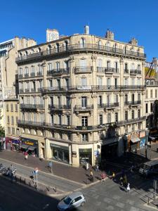 马赛Les Floralies Canebière的街角的一座大楼