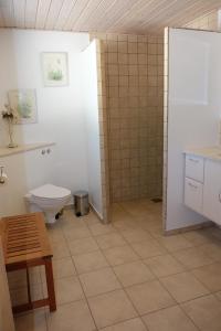 uma casa de banho com um WC e um lavatório em Billund Rooms em Billund