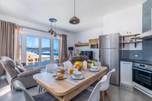 kuchnia i salon ze stołem i krzesłami w obiekcie Villa Myli - Skopelos w mieście Skopelos