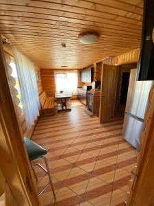 Pokój z drewnianą podłogą w kabinie w obiekcie Žubītes w mieście Bērzgale