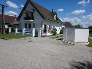 Το κτήριο όπου στεγάζεται  το δωμάτιο σε οικογενειακή κατοικία +4 φωτογραφίες