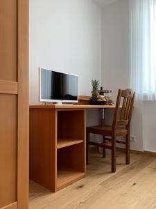 a wooden desk with a television on top of it at Landshuter Hof in Straubing