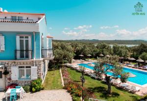 een villa met een zwembad en een resort bij Zeytin Arası Apart Otel in Ayvalık