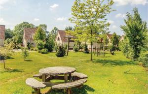 Stevensweert的住宿－Porta Isola - Villa Water，野餐桌和庭院内的游乐场