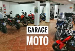 Ein Haufen Motorräder, die in einer Garage geparkt sind. in der Unterkunft Hotel Il Vecchio Mulino in Àrbatax