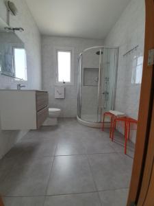 La salle de bains est pourvue d'une douche, d'un lavabo et de toilettes. dans l'établissement Valentinos Apartments, à Paphos