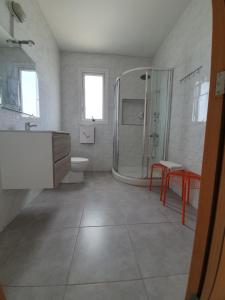 un bagno con doccia, lavandino e WC di Valentinos Apartments a Paphos Altre 137 foto