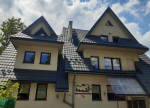 a house with a gambrel roof at Pohulanka in Zakopane