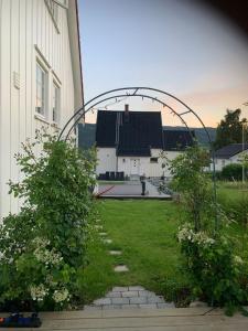 Κήπος έξω από το The Gingerbread House +17 φωτογραφίες