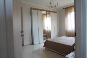 a bedroom with a bed and a mirror at Il Vicoletto in Pimonte