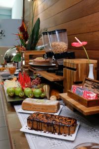 a buffet with bread and other food on a table at San Diego Lancaster Teófilo Otoni in Teófilo Otoni