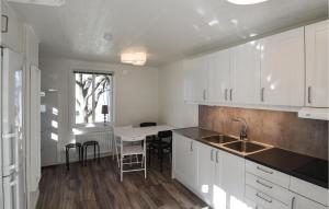 Kjøkken eller kjøkkenkrok på Beautiful Home In Alingss With Wifi