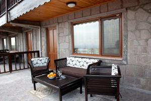 A seating area at Assos Kartal Yuvasi Hotel