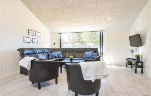 un soggiorno con divano in pelle e tavolo di Gorgeous Home In Vestervig With House A Panoramic View a Vestervig