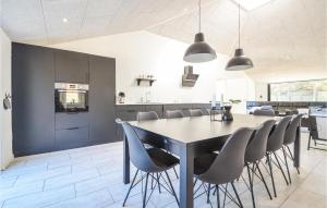 una cucina e una sala da pranzo con tavolo e sedie di Gorgeous Home In Vestervig With House A Panoramic View a Vestervig