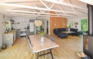 Il dispose d'une cuisine et d'un salon avec une table et une salle à manger. dans l'établissement 3 Bedroom Awesome Home In Glesborg, à Glesborg