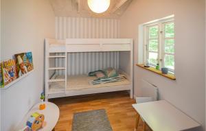 Cette petite chambre comprend des lits superposés. dans l'établissement 3 Bedroom Awesome Home In Glesborg, à Glesborg
