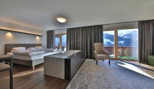 Łóżko lub łóżka w pokoju w obiekcie Panoramahotel Fliesserhof