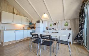 een keuken en eetkamer met een tafel en stoelen bij 3 Bedroom Awesome Home In Rm in Havneby