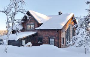 una casa de ladrillo con nieve en el techo en 4 Bedroom Amazing Home In Vemdalen en Vemdalen