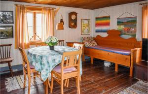 - un salon avec une table, un lit et un canapé dans l'établissement 2 Bedroom Amazing Home In deshg, à Ödeshög