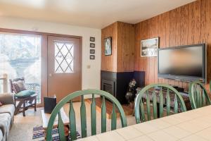 een woonkamer met houten wanden en een flatscreen-tv bij Alpine Villa 21 - Perfect for a Couple or Family of Four Walk to Lifts & Town in Ketchum