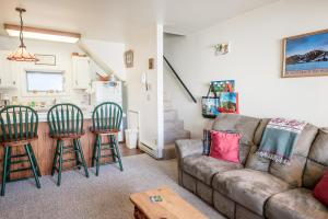 een woonkamer met een bank en 2 stoelen bij Alpine Villa 21 - Perfect for a Couple or Family of Four Walk to Lifts & Town in Ketchum
