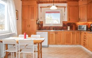 Ett kök eller pentry på Beautiful Home In Filipstad With Kitchen