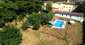 una vista aérea de una casa con piscina en Villa Paglicci Reattelli Agriturismo en Castiglion Fiorentino