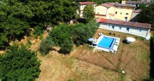 widok z lotu ptaka na dom z basenem w obiekcie Villa Paglicci Reattelli Agriturismo w mieście Castiglion Fiorentino