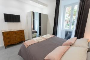 A bed or beds in a room at Testaccio historic house