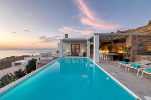 a villa with a swimming pool and a house at Villa Meli in Otziás