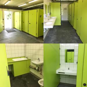 dos fotos de un baño con armarios y lavabos verdes en O2 Camping en Longueville
