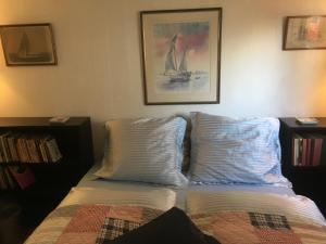 蘭訥斯的住宿－anneks til bondehus，一张带两个枕头的床和一张墙上的照片