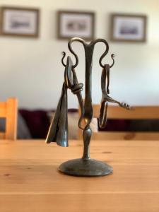 een metalen sculptuur van twee mensen op een tafel bij Hillside Apartments in Révfülöp