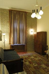 ブダペストにあるリングアヴェニュー アパートメンツ ブダペストのベッドルーム1室(ベッド1台付)、窓(カーテン付)