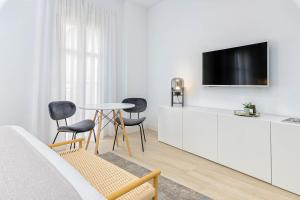 Televízia a/alebo spoločenská miestnosť v ubytovaní iloftmalaga Studio Apartments