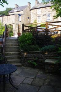 un conjunto de escaleras frente a un edificio en Brunswick House en Middleton in Teesdale