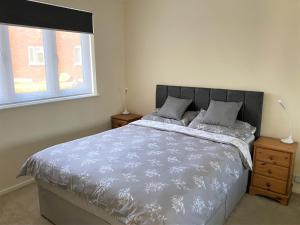 Säng eller sängar i ett rum på Luxury Suntrap in Private Complex St Leonards
