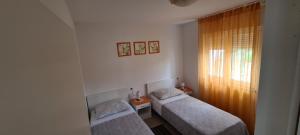 Postel nebo postele na pokoji v ubytování Apartmani Cesar