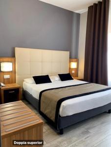 Postel nebo postele na pokoji v ubytování Hotel Ariston + 32 fotografií